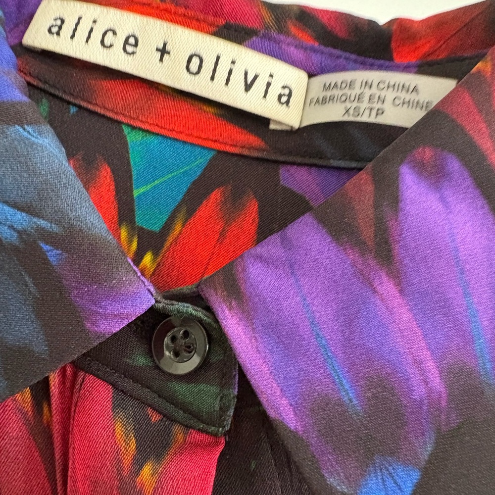 ALICE + OLIVIA- Willa Printed Feather Women's Button-Up Blouse. Size XS. - Picture 5 of 16